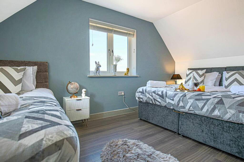 Holiday home Luxury Detached House With Pool Table, Free Parking, Fast Wifi, Smart Tvs And Garden By Yoko Milton Keynes