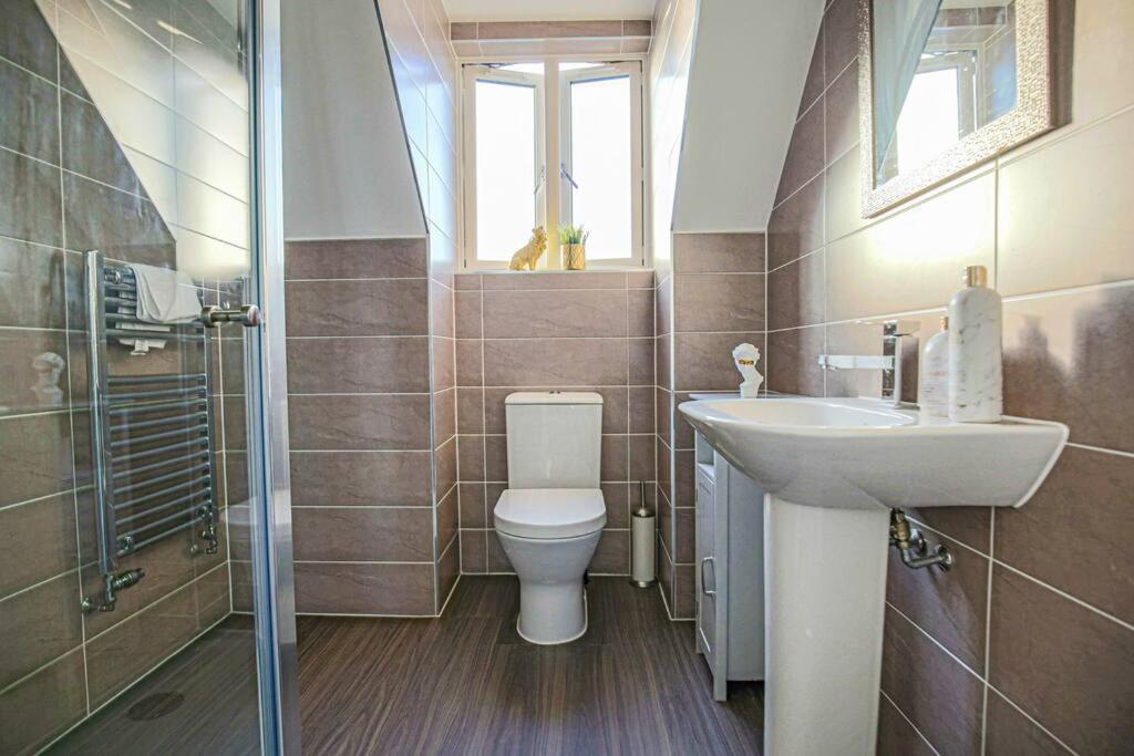 Luxury Detached House With Pool Table, Free Parking, Fast Wifi, Smart Tvs And Garden By Yoko Holiday home Milton Keynes