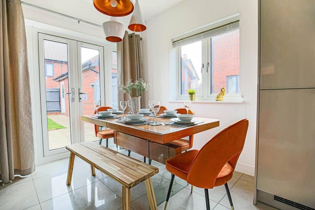 Luxury Detached House With Pool Table, Free Parking, Fast Wifi, Smart Tvs And Garden By Yoko Milton Keynes