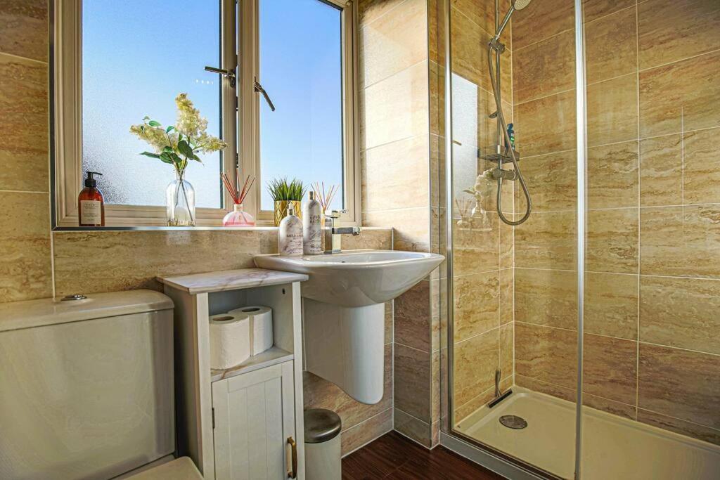 Holiday home Luxury Detached House With Pool Table, Free Parking, Fast Wifi, Smart Tvs And Garden By Yoko *