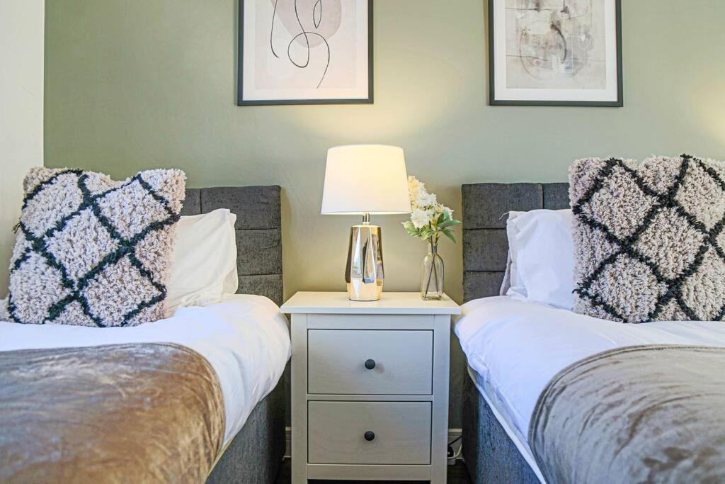 Holiday home Luxury Detached House With Pool Table, Free Parking, Fast Wifi, Smart Tvs And Garden By Yoko Milton Keynes