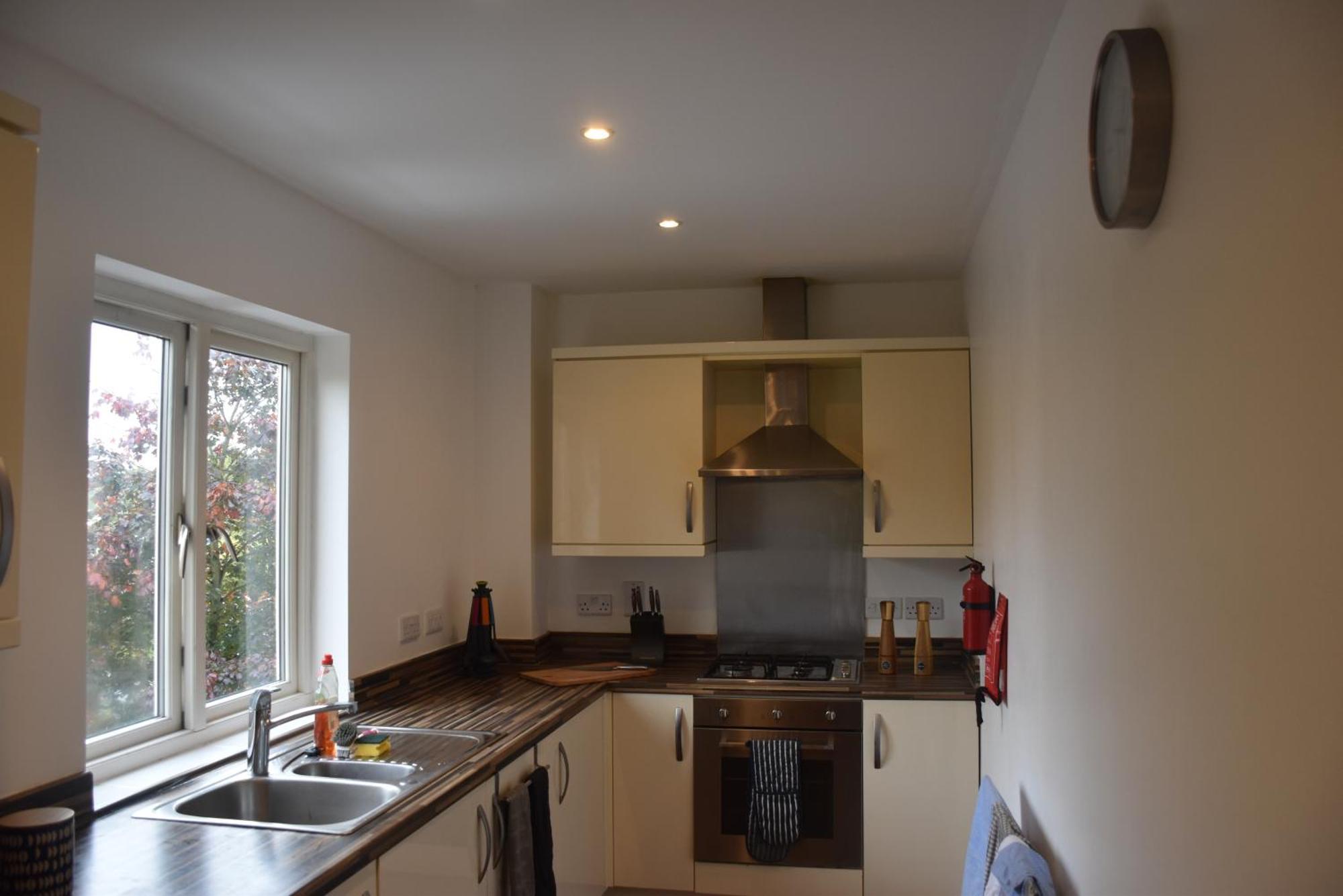 Luxurious & Spacious 2 Bed In Apartment *