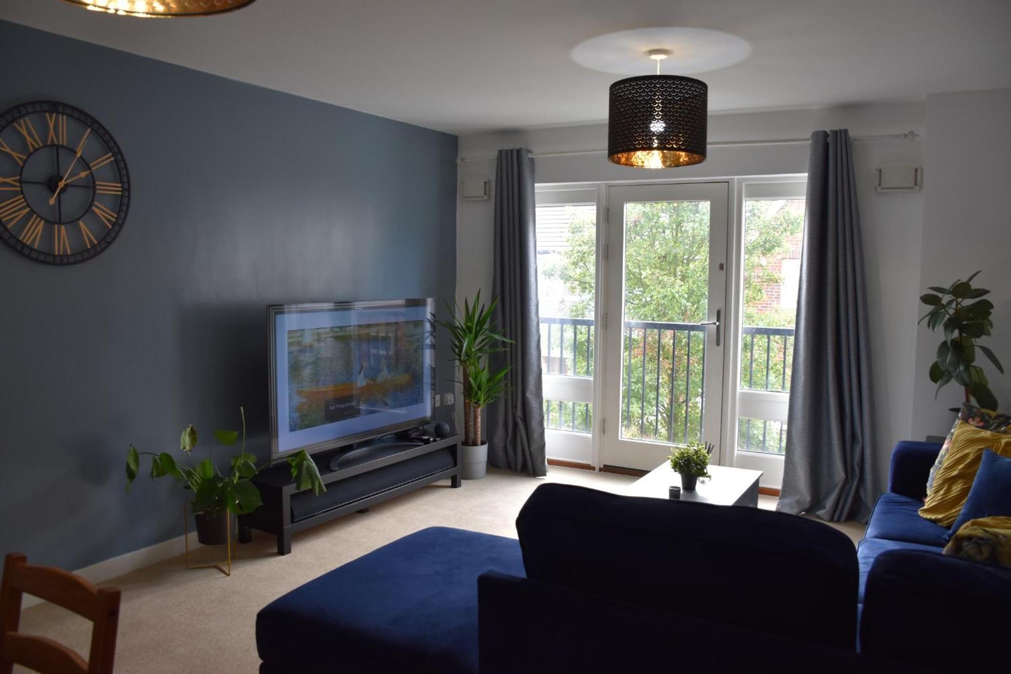 Luxurious & Spacious 2 Bed In * Milton Keynes