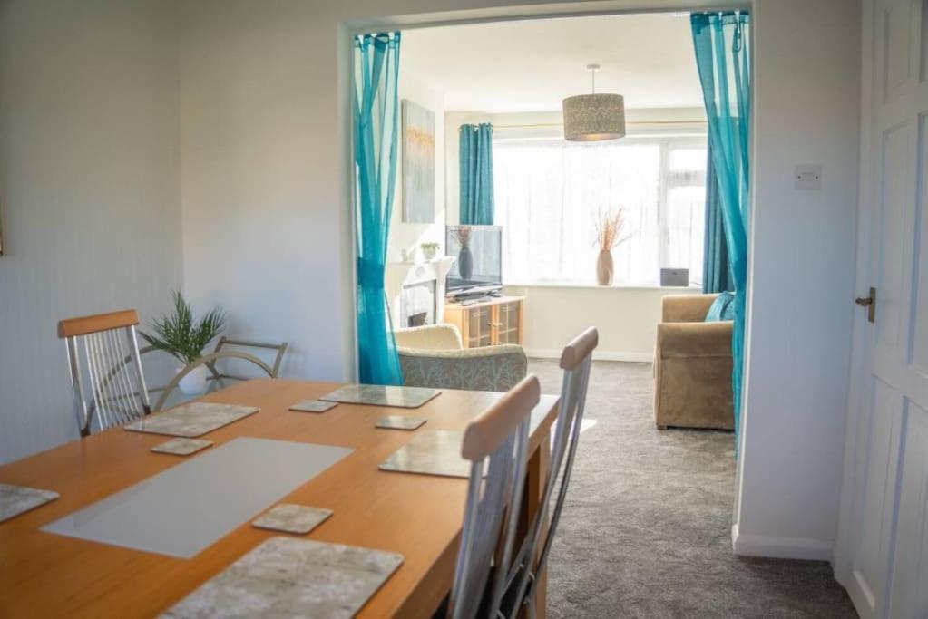 3 Bedroom In With Free Parking, Wifi And Sky Tv