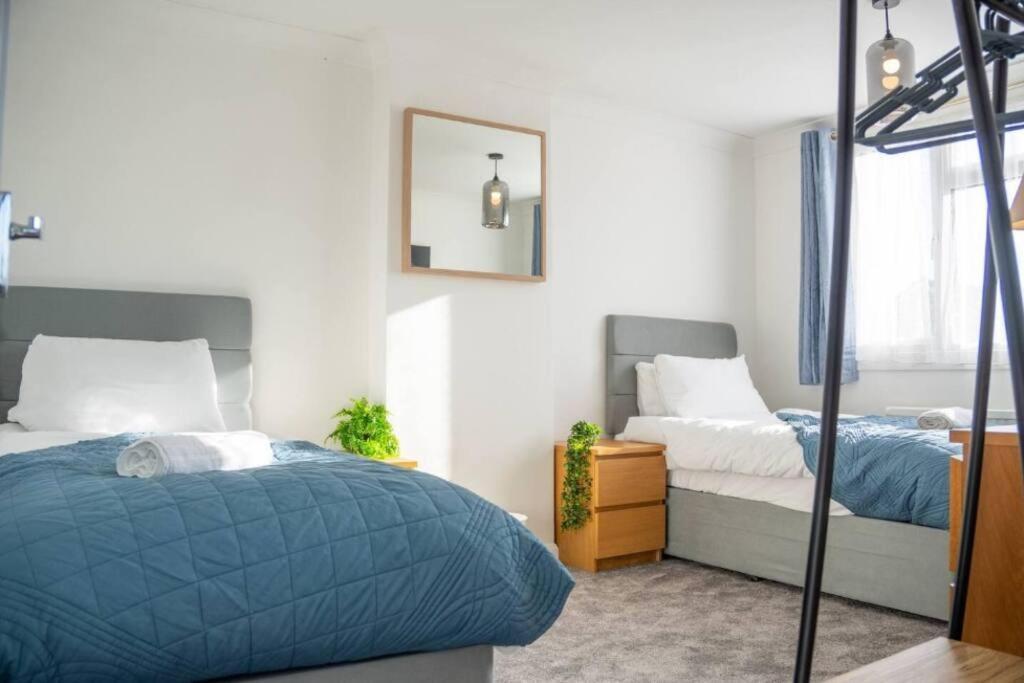 3 Bedroom In With Free Parking, Wifi And Sky Tv Holiday home *