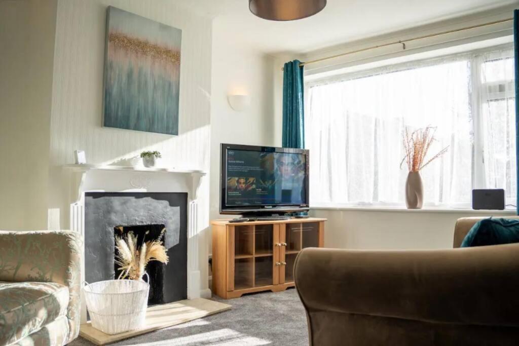 3 Bedroom In With Free Parking, Wifi And Sky Tv