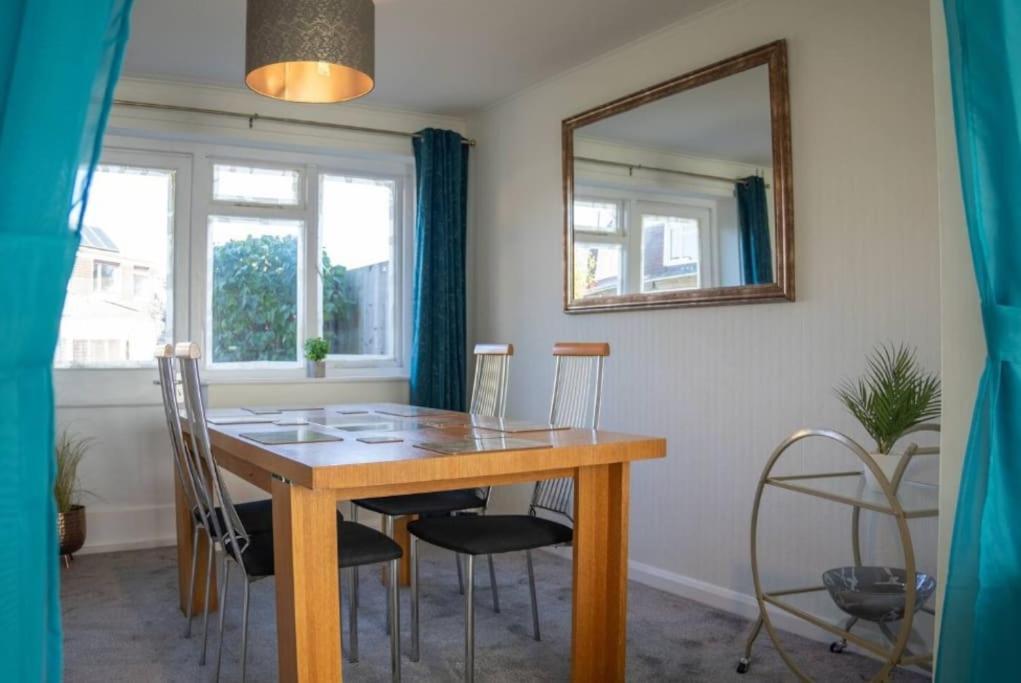 3 Bedroom In With Free Parking, Wifi And Sky Tv
