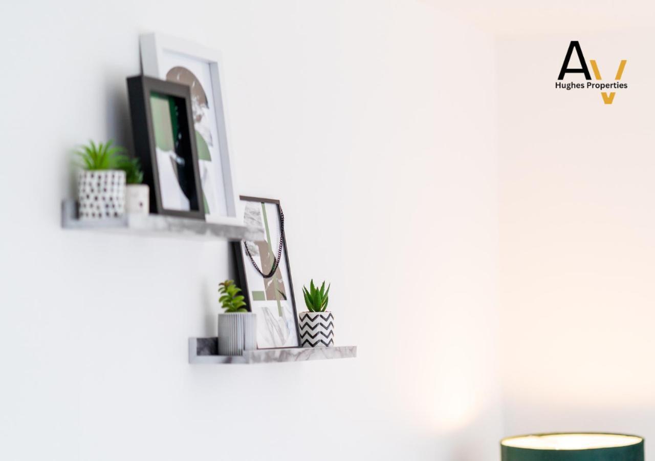 Stylish Two Bedroom By Av Hughes Milton Keynes