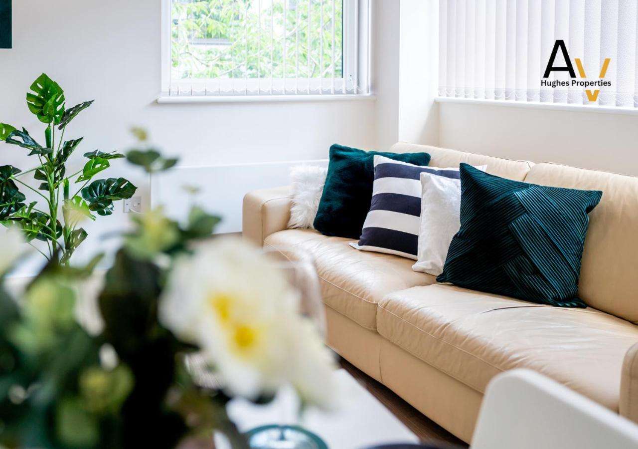 Stylish Two Bedroom By Av Hughes Apartment