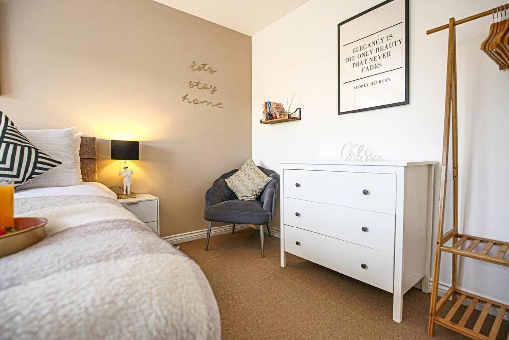 Luxury 5 Bedroom 3 Bathroom House - Smart Tvs With Sky And Netflix, Super Fast Wifi, Free Parking By Yoko * Milton Keynes
