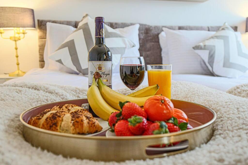 Luxury 5 Bedroom 3 Bathroom House - Smart Tvs With Sky And Netflix, Super Fast Wifi, Free Parking By Yoko