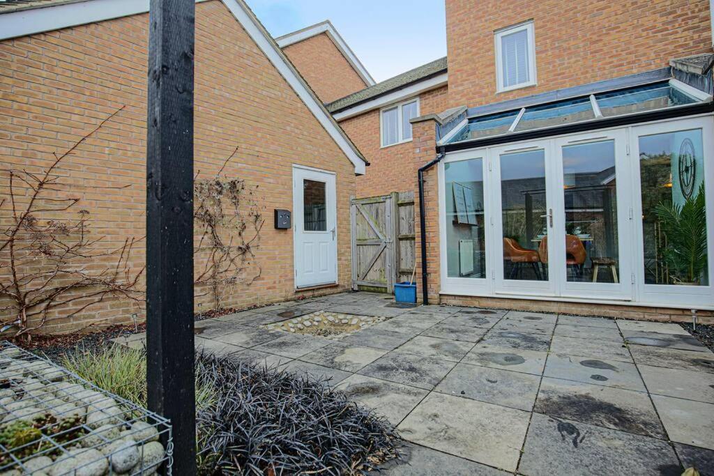 Luxury 5 Bedroom 3 Bathroom House - Smart Tvs With Sky And Netflix, Super Fast Wifi, Free Parking By Yoko *