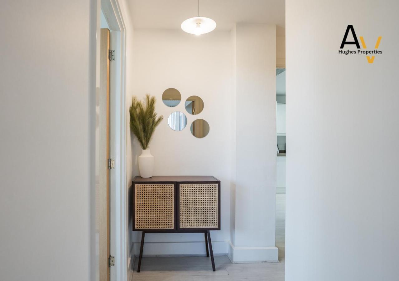 Stylish Two-Bedroom Apartment - Parking, 7 Mins From Station, Ideal For Business Travellers By Av Hughes Properties *