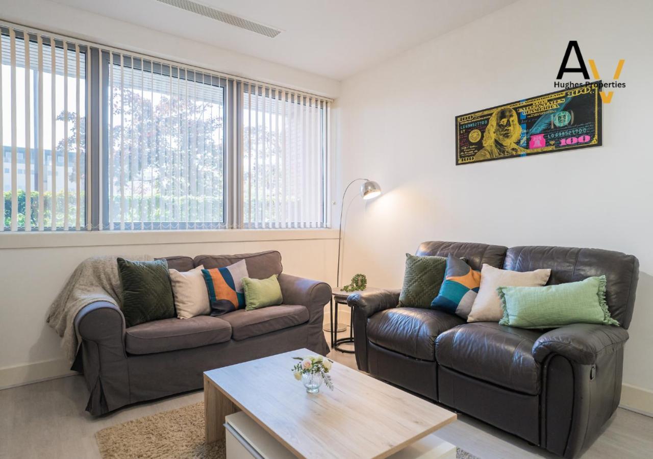 Stylish Two-Bedroom Apartment - Parking, 7 Mins From Station, Ideal For Business Travellers By Av Hughes Properties Apartment Milton Keynes