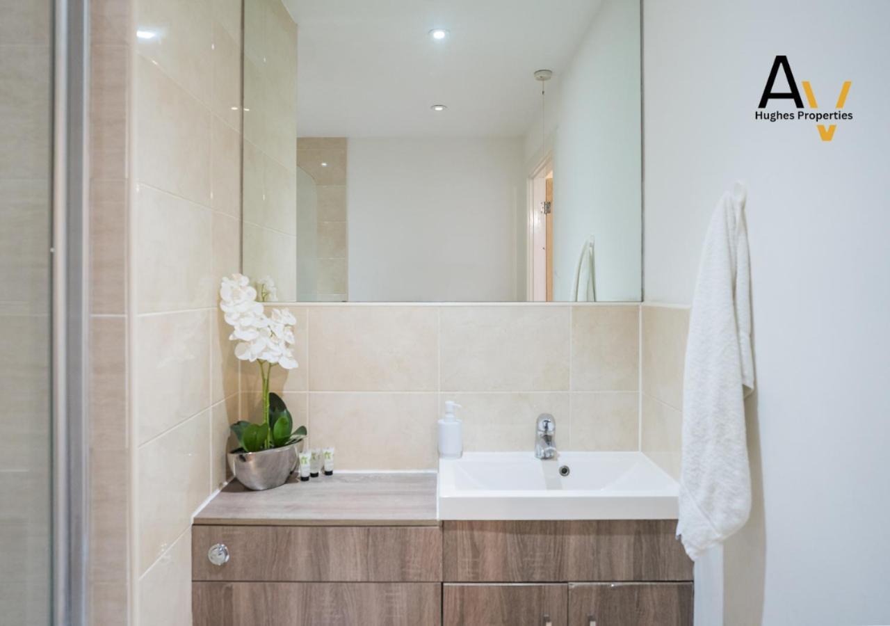 Apartment Stylish Two-Bedroom Apartment - Parking, 7 Mins From Station, Ideal For Business Travellers By Av Hughes Properties Milton Keynes