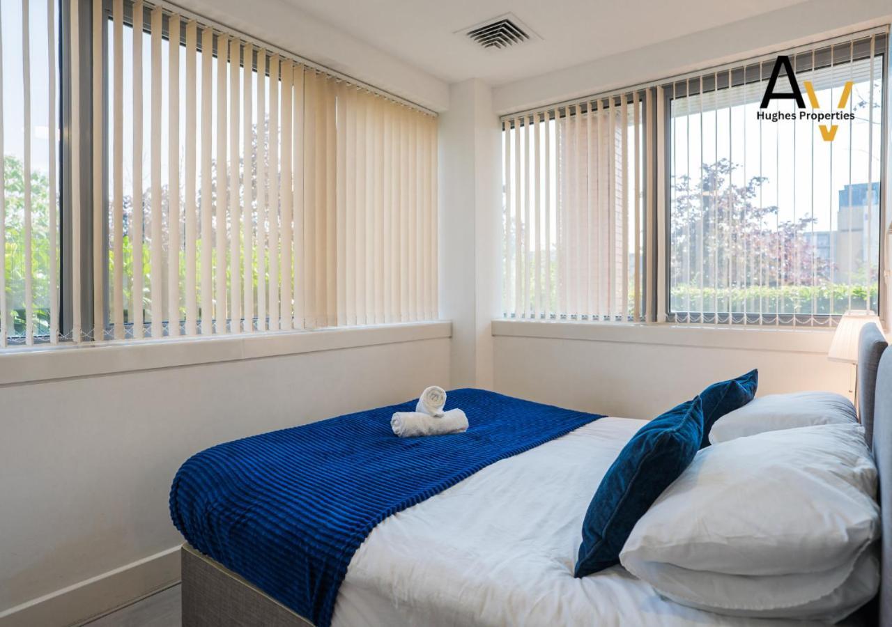 Stylish Two-Bedroom Apartment - Parking, 7 Mins From Station, Ideal For Business Travellers By Av Hughes Properties * Milton Keynes