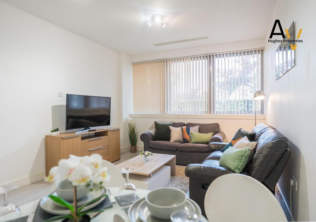 Apartment Stylish Two-Bedroom Apartment - Parking, 7 Mins From Station, Ideal For Business Travellers By Av Hughes Properties