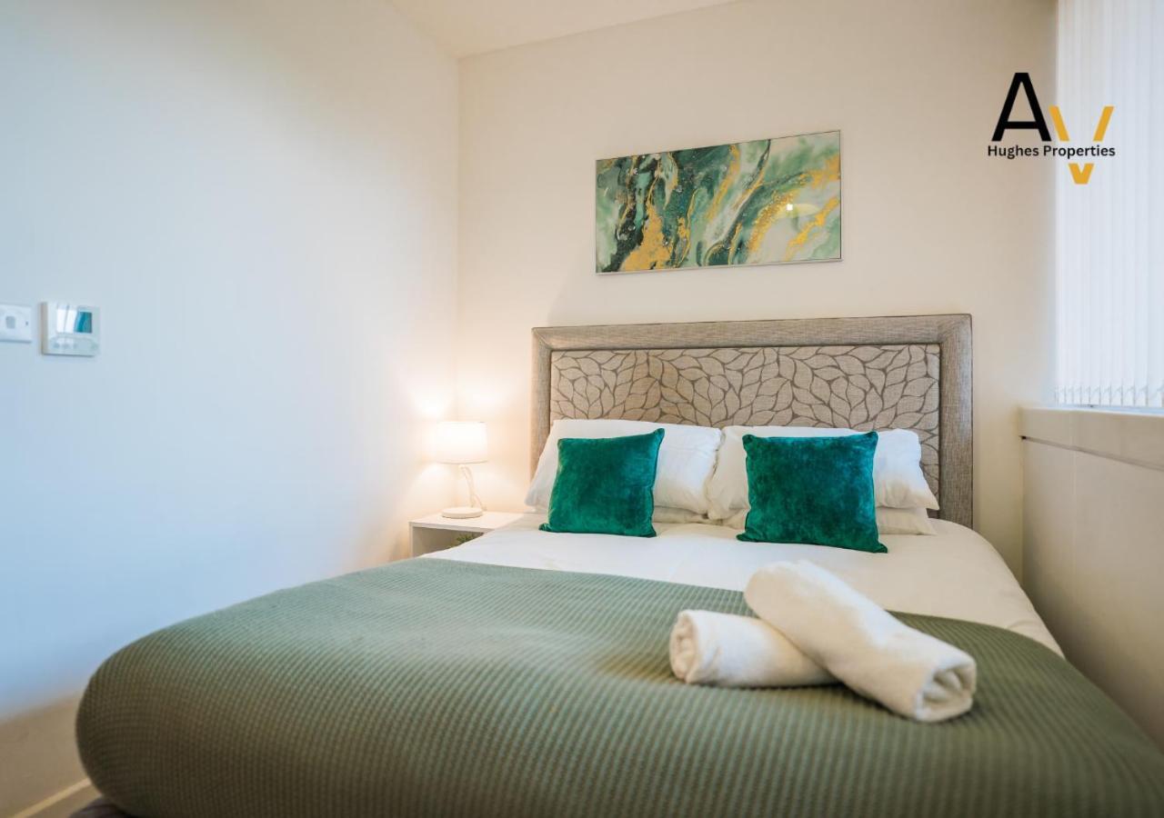 Stylish Two-Bedroom Apartment - Parking, 7 Mins From Station, Ideal For Business Travellers By Av Hughes Properties *