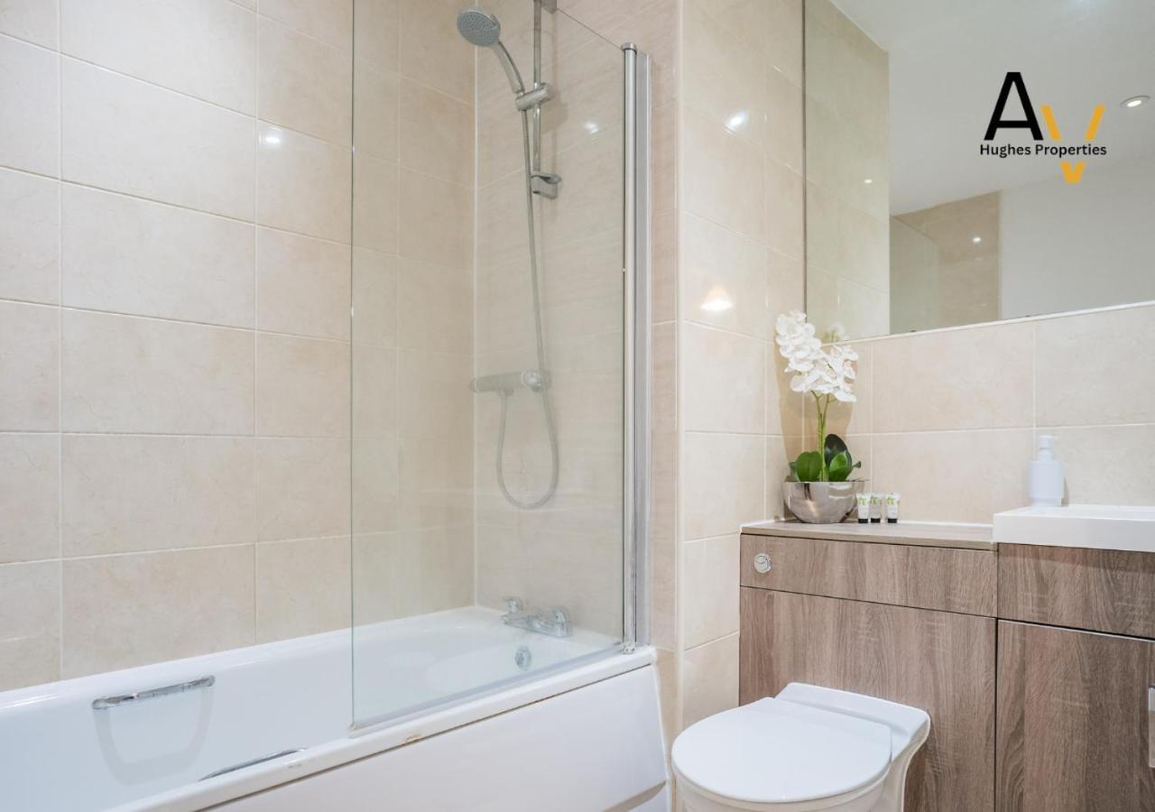 Stylish Two-Bedroom Apartment - Parking, 7 Mins From Station, Ideal For Business Travellers By Av Hughes Properties * Milton Keynes