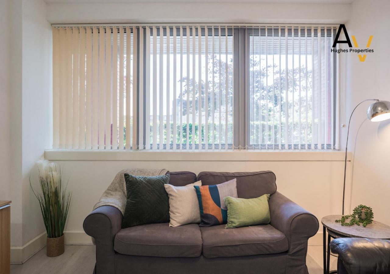 Stylish Two-Bedroom Apartment - Parking, 7 Mins From Station, Ideal For Business Travellers By Av Hughes Properties