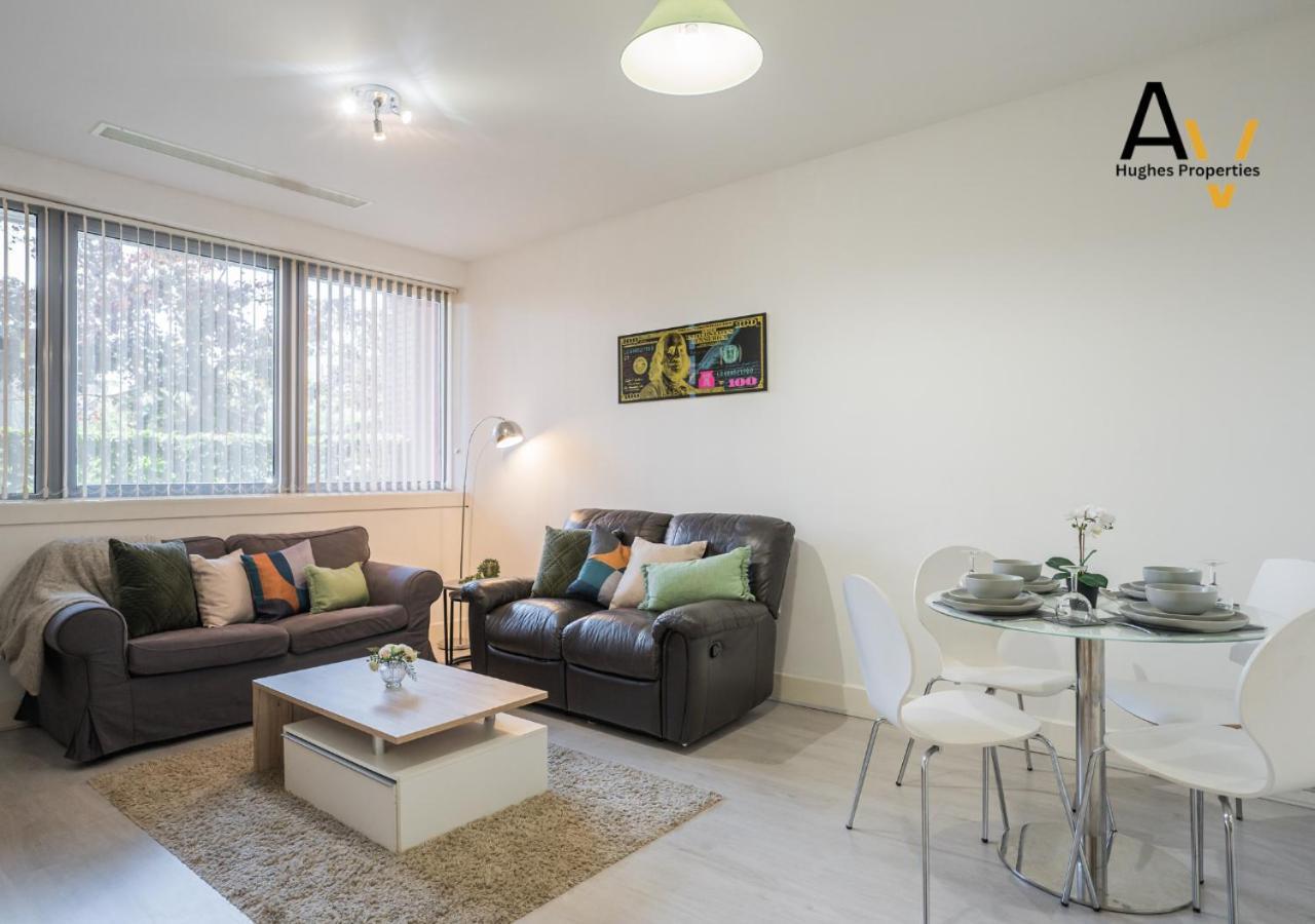 Stylish Two-Bedroom Apartment - Parking, 7 Mins From Station, Ideal For Business Travellers By Av Hughes Properties Apartment