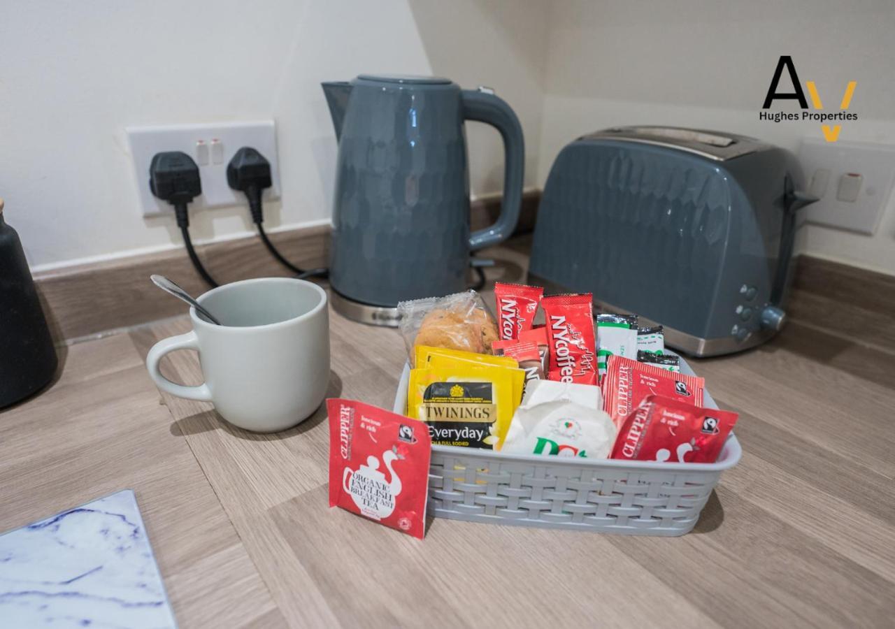 Apartment Stylish Two-Bedroom Apartment - Parking, 7 Mins From Station, Ideal For Business Travellers By Av Hughes Properties