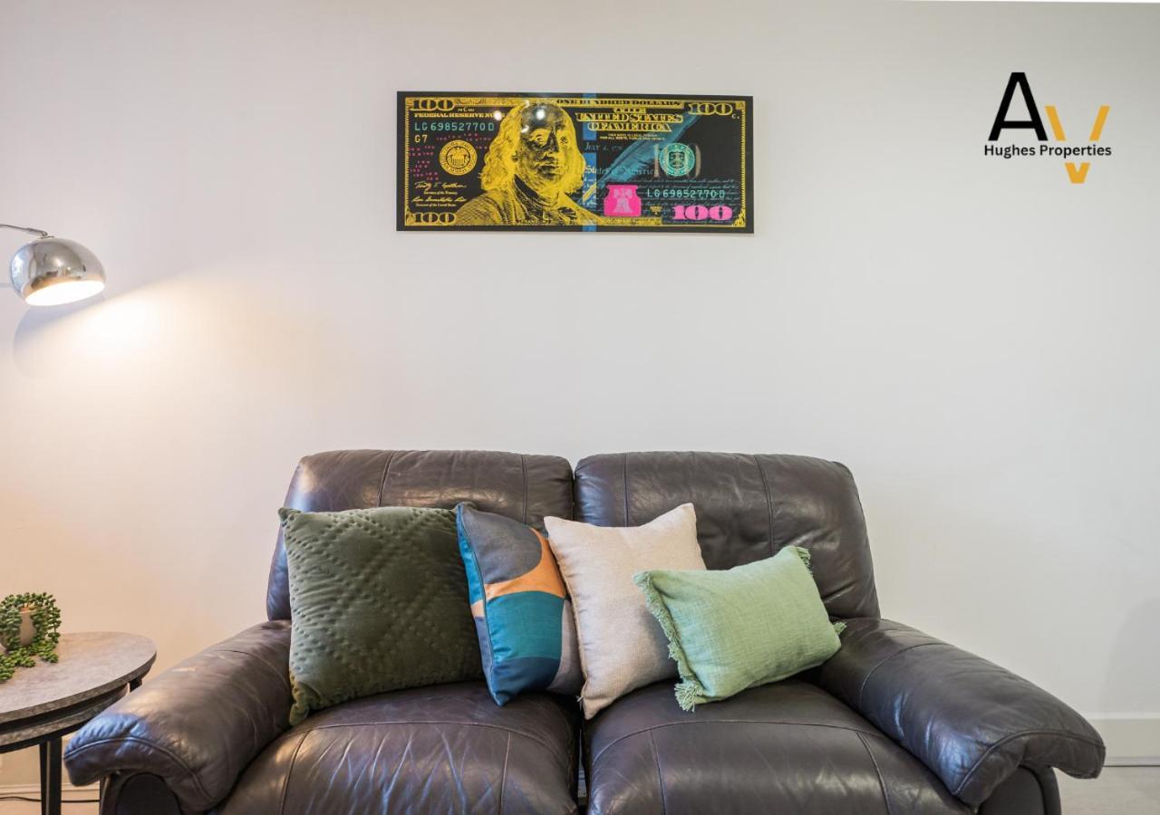 Stylish Two-Bedroom Apartment - Parking, 7 Mins From Station, Ideal For Business Travellers By Av Hughes Properties Apartment *
