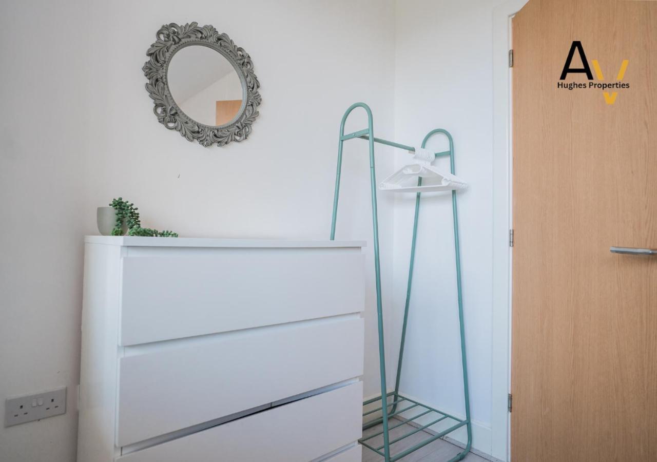 Apartment Stylish Two-Bedroom Apartment - Parking, 7 Mins From Station, Ideal For Business Travellers By Av Hughes Properties *