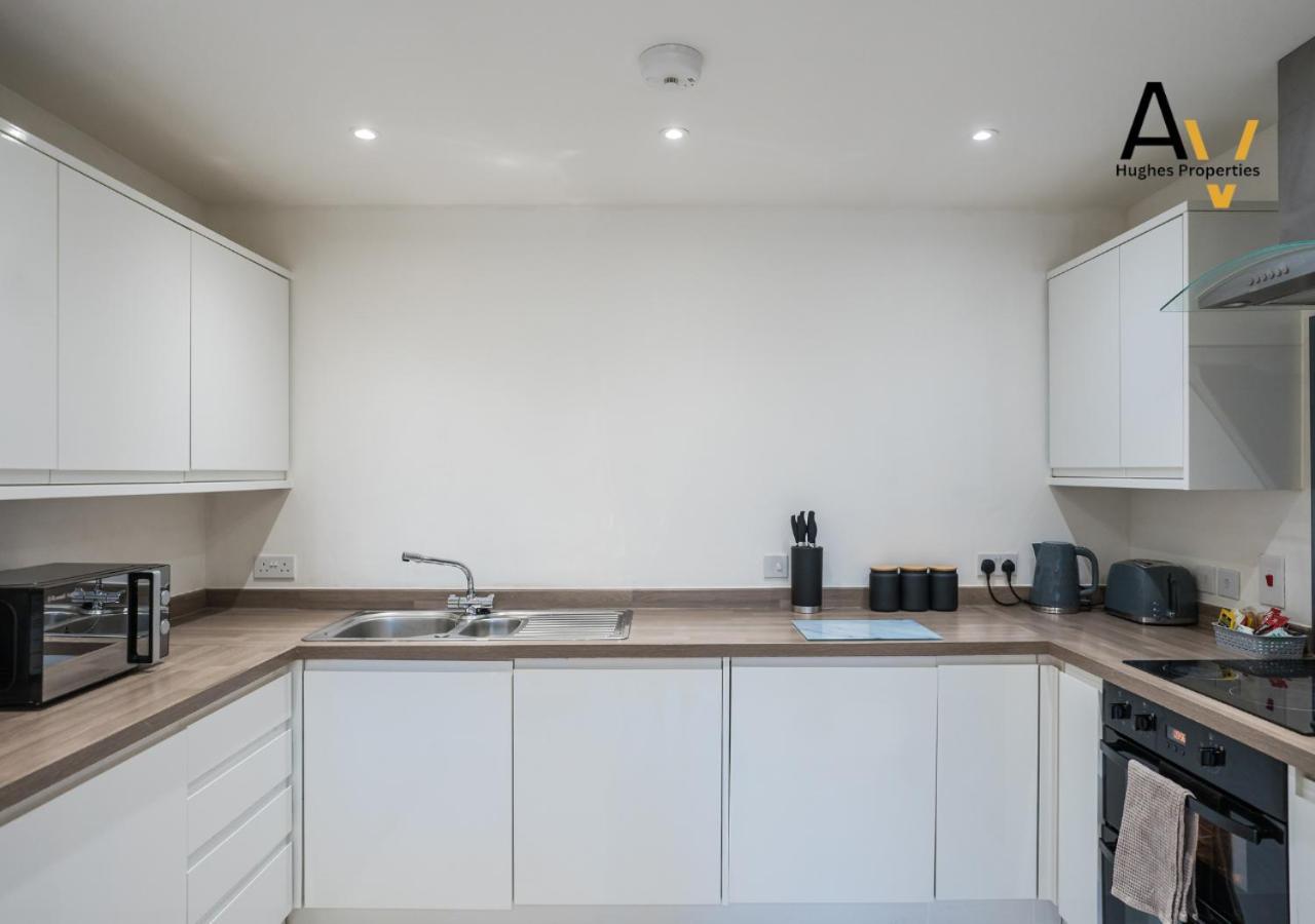 Stylish Two-Bedroom Apartment - Parking, 7 Mins From Station, Ideal For Business Travellers By Av Hughes Properties Apartment Milton Keynes