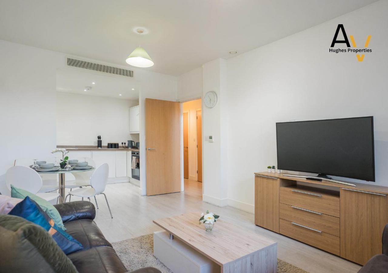 Apartment Stylish Two-Bedroom Apartment - Parking, 7 Mins From Station, Ideal For Business Travellers By Av Hughes Properties Milton Keynes