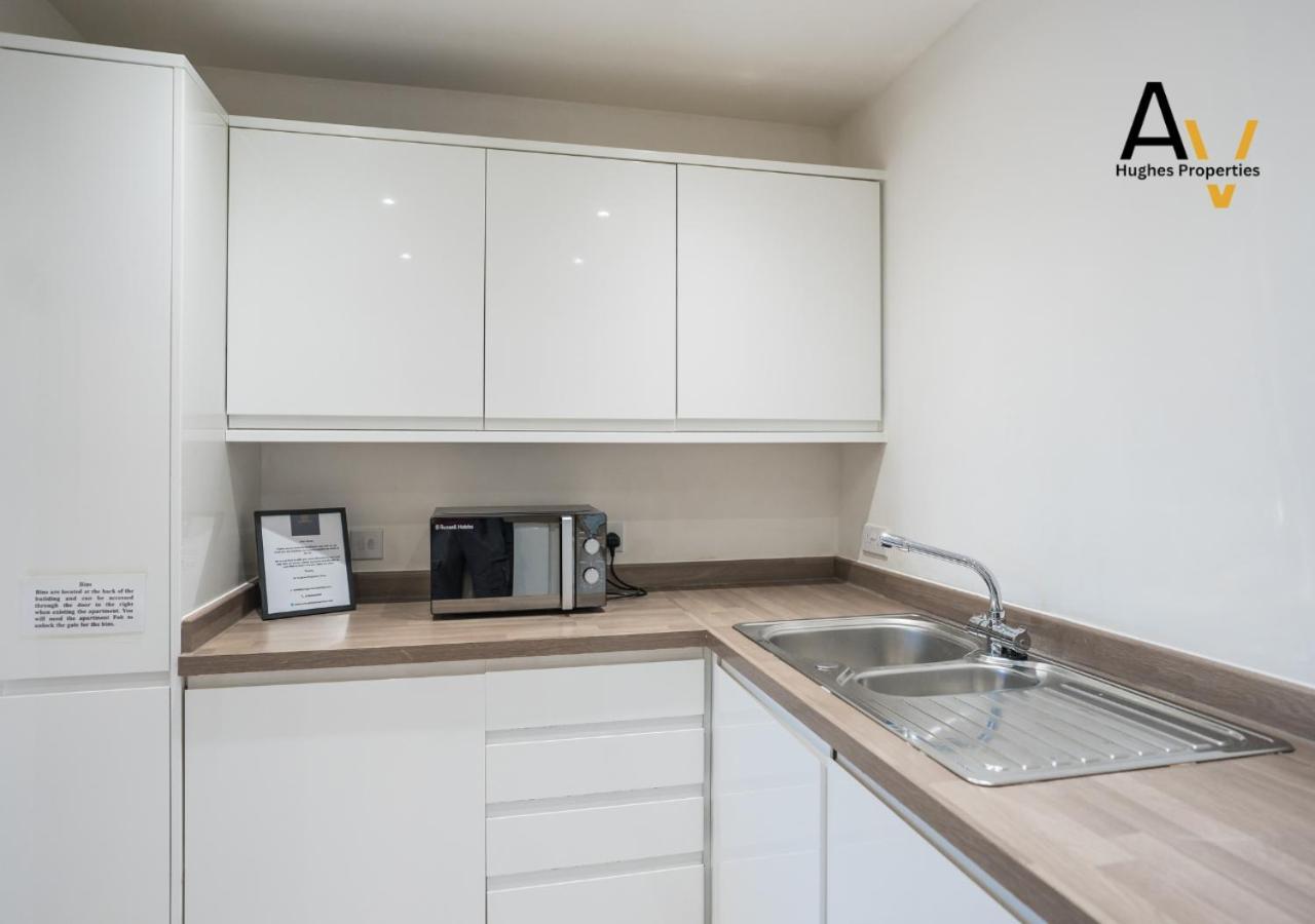 Stylish Two-Bedroom Apartment - Parking, 7 Mins From Station, Ideal For Business Travellers By Av Hughes Properties *