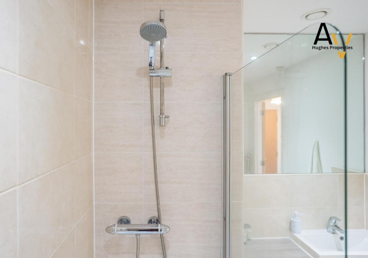 Stylish Two-Bedroom Apartment - Parking, 7 Mins From Station, Ideal For Business Travellers By Av Hughes Properties Milton Keynes