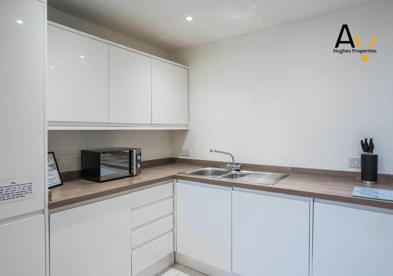 Stylish Two-Bedroom Apartment - Parking, 7 Mins From Station, Ideal For Business Travellers By Av Hughes Properties * Milton Keynes