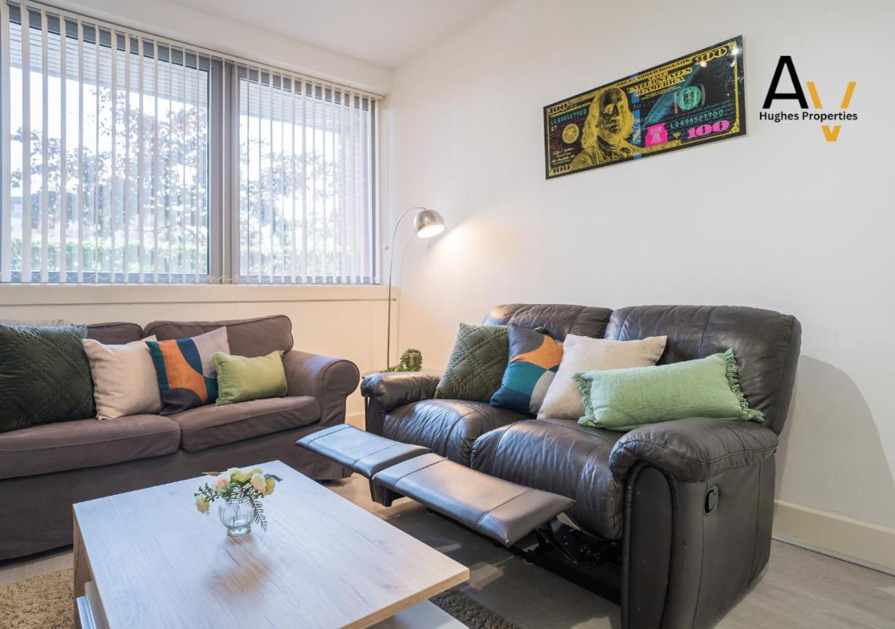 Stylish Two-Bedroom Apartment - Parking, 7 Mins From Station, Ideal For Business Travellers By Av Hughes Properties