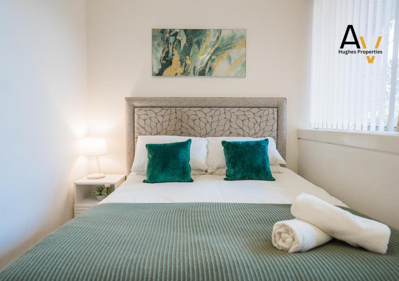 Stylish Two-Bedroom Apartment - Parking, 7 Mins From Station, Ideal For Business Travellers By Av Hughes Properties Apartment