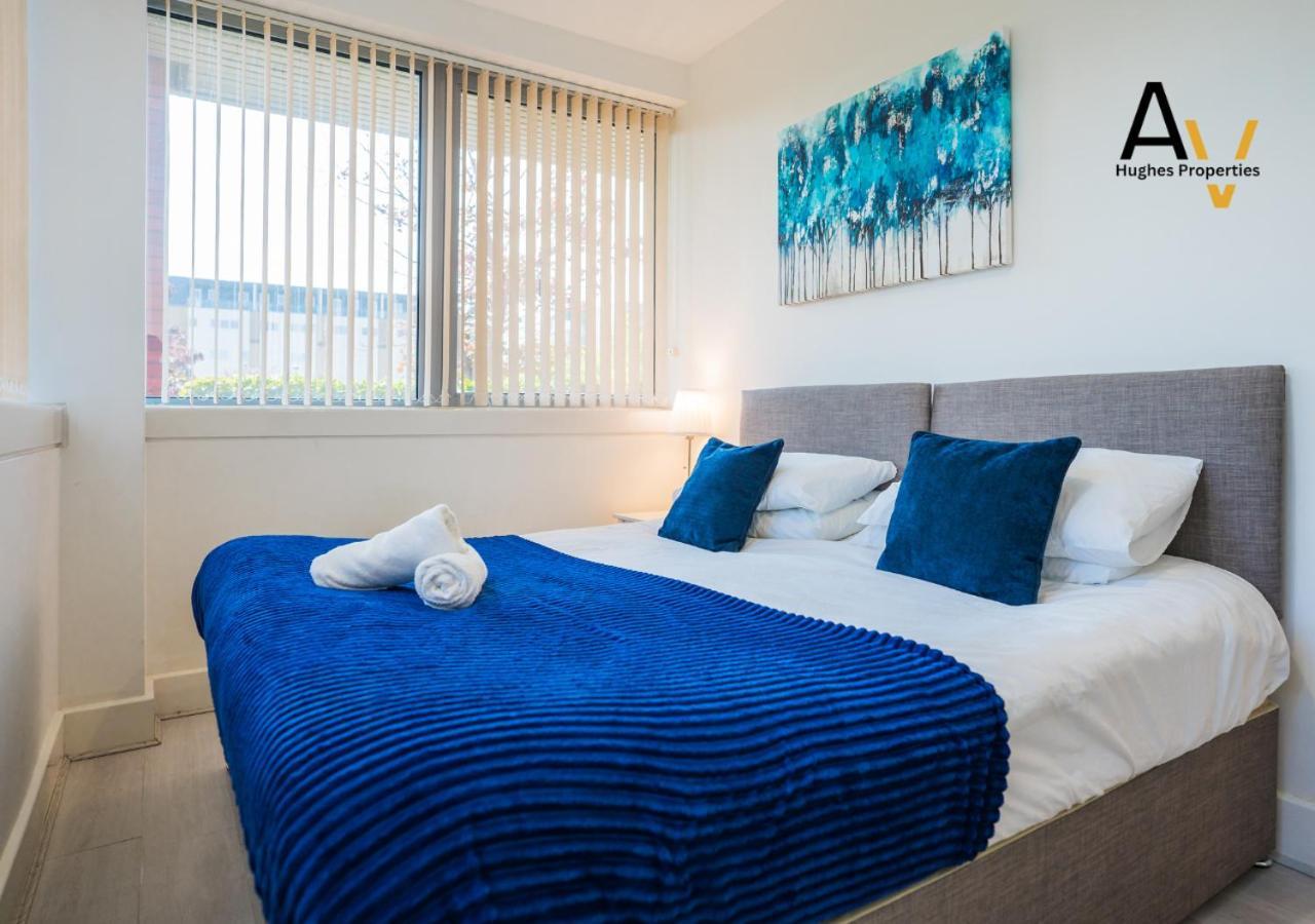Apartment Stylish Two-Bedroom Apartment - Parking, 7 Mins From Station, Ideal For Business Travellers By Av Hughes Properties