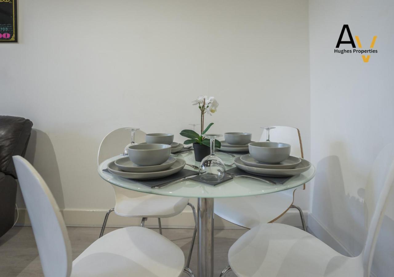 Apartment Stylish Two-Bedroom Apartment - Parking, 7 Mins From Station, Ideal For Business Travellers By Av Hughes Properties Milton Keynes