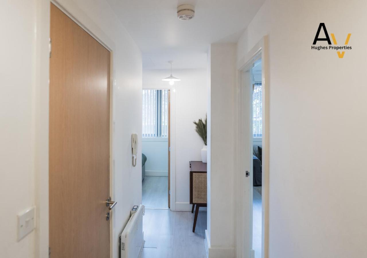 Stylish Two-Bedroom Apartment - Parking, 7 Mins From Station, Ideal For Business Travellers By Av Hughes Properties