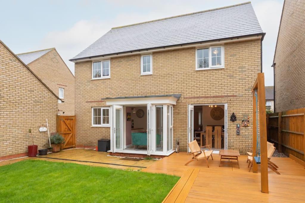 Luxurious 4 Dbl Bedroom House- Away From
