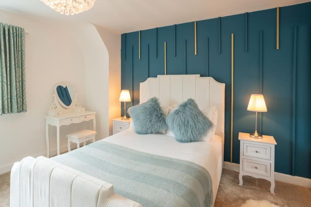 Villa Luxurious 4 Dbl Bedroom House- Away From