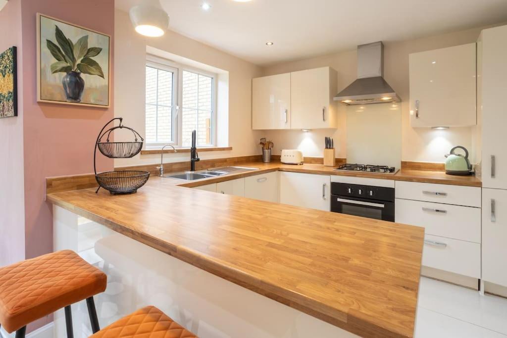 Luxurious 4 Dbl Bedroom House- Away From