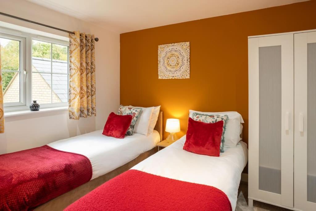 Villa Luxurious 4 Dbl Bedroom House- Away From