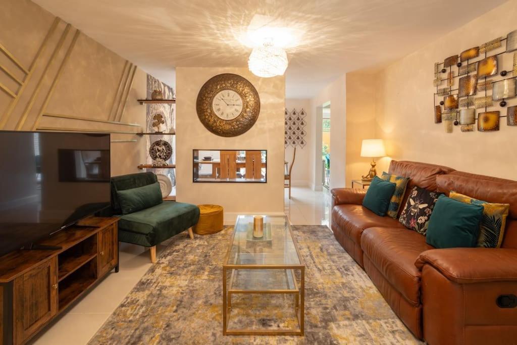 Luxurious 4 Dbl Bedroom House- Away From Villa *