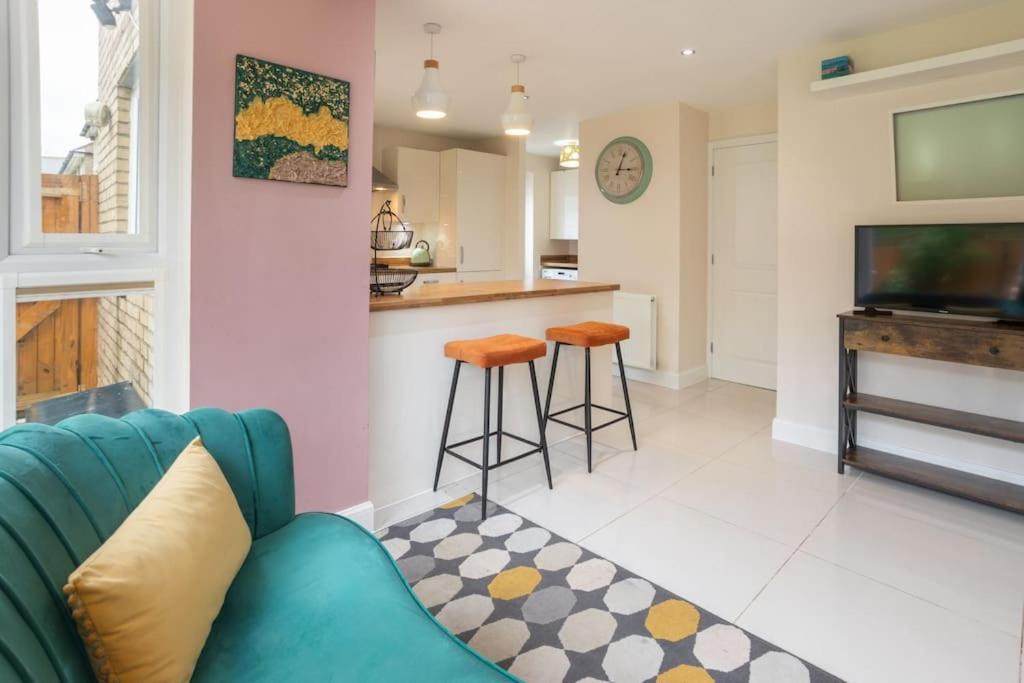 Luxurious 4 Dbl Bedroom House- Away From Milton Keynes