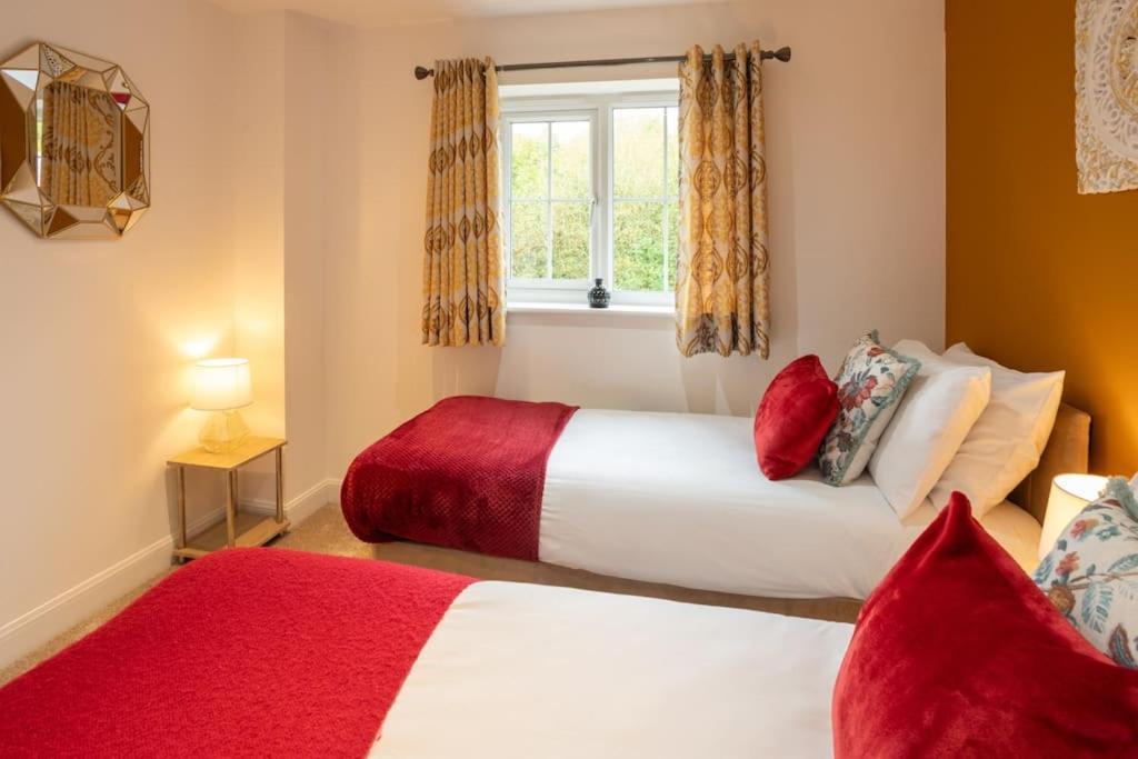 Luxurious 4 Dbl Bedroom House- Away From