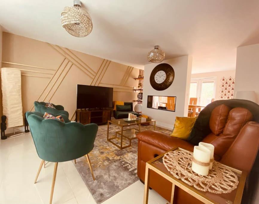 Luxurious 4 Dbl Bedroom House- Away From Villa