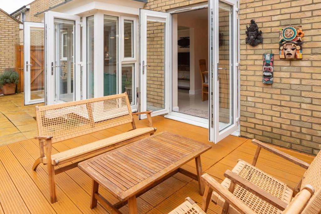 Luxurious 4 Dbl Bedroom House- Away From Villa Milton Keynes