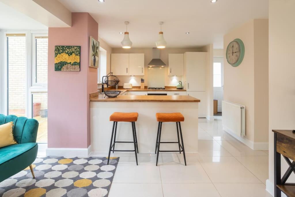 Luxurious 4 Dbl Bedroom House- Away From Milton Keynes