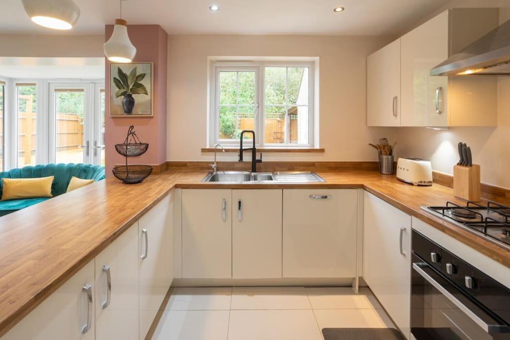 Luxurious 4 Dbl Bedroom House- Away From