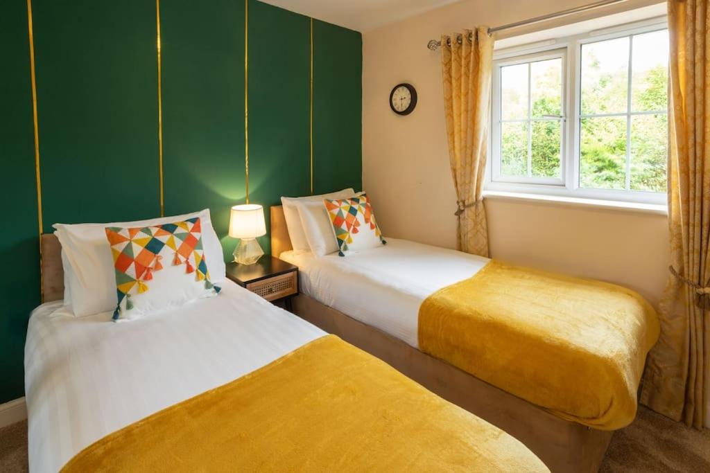 Villa Luxurious 4 Dbl Bedroom House- Away From